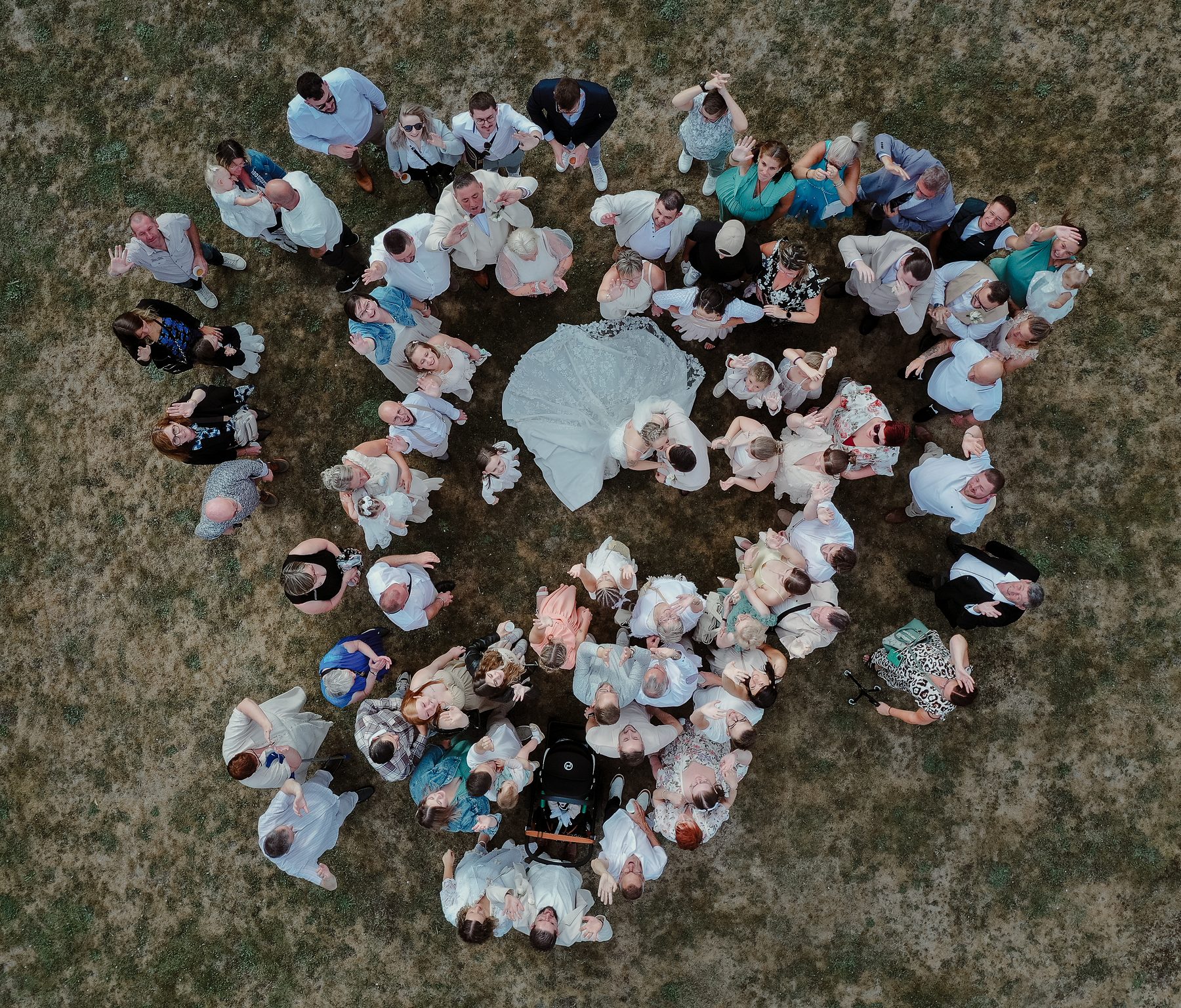 Photo de groupe en cœur vue à la verticale du drone