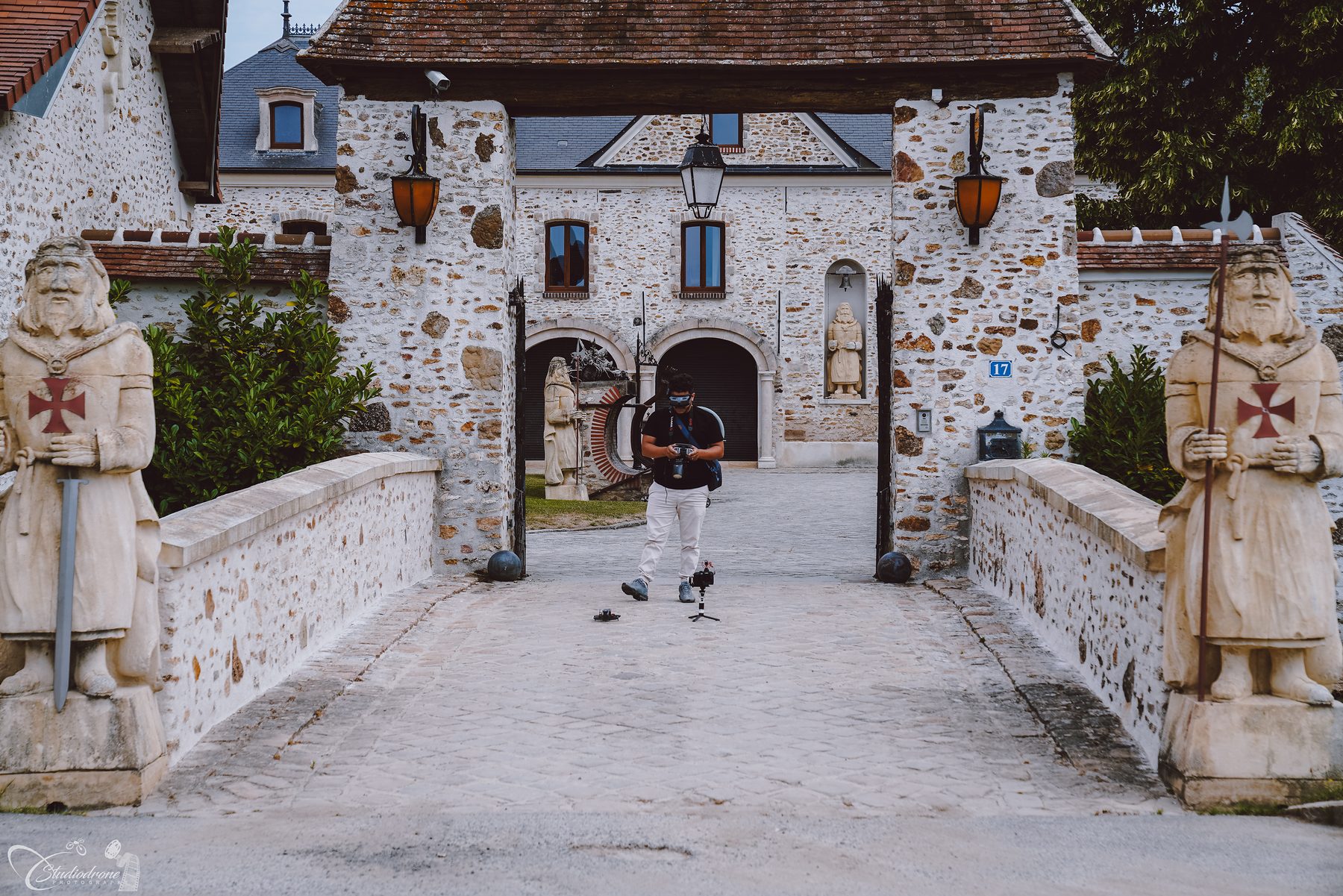 Panneau de bienvenue du mariage devant les colonnes du château