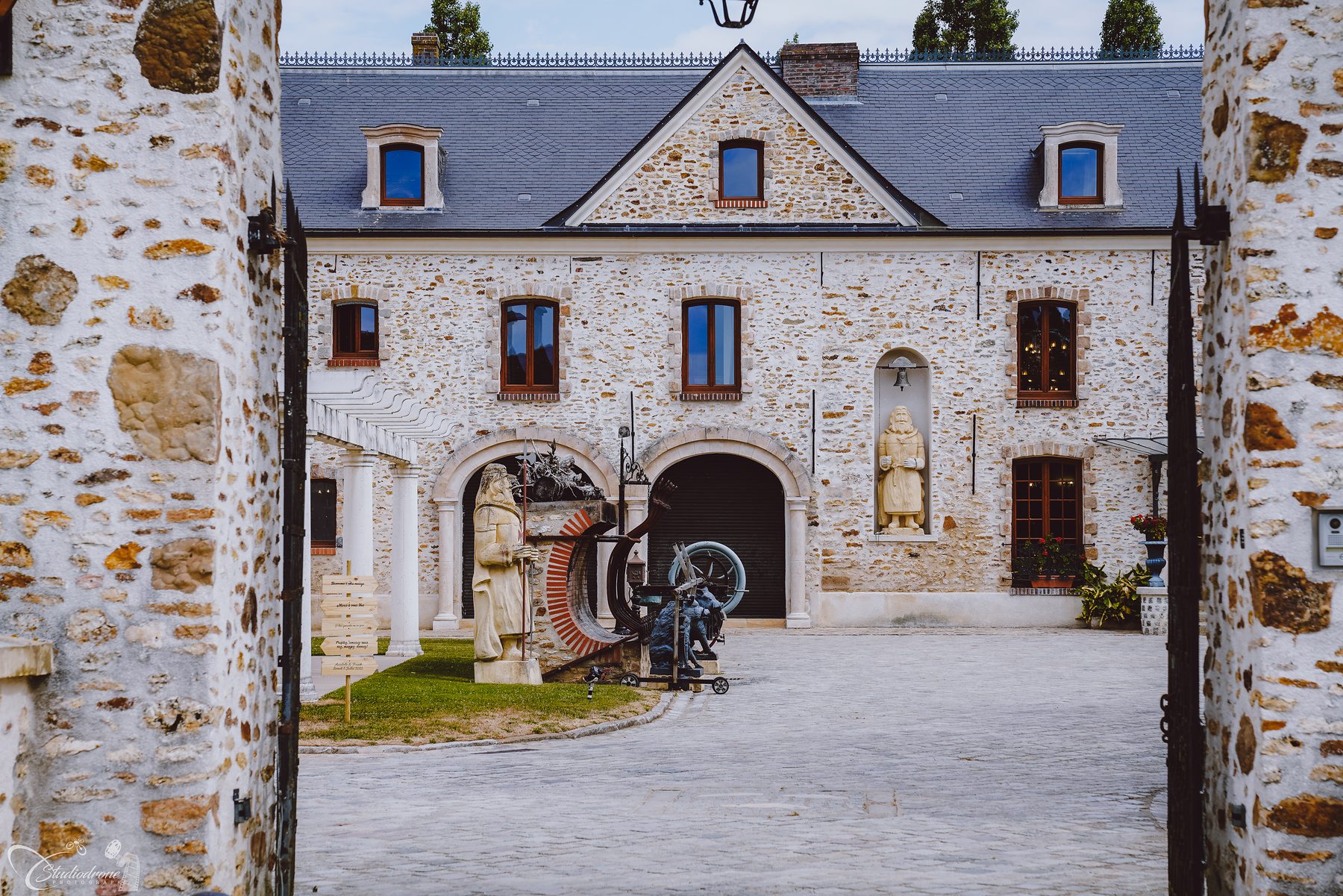 Portrait des mariés dans le parc du Château du Bois Eluis