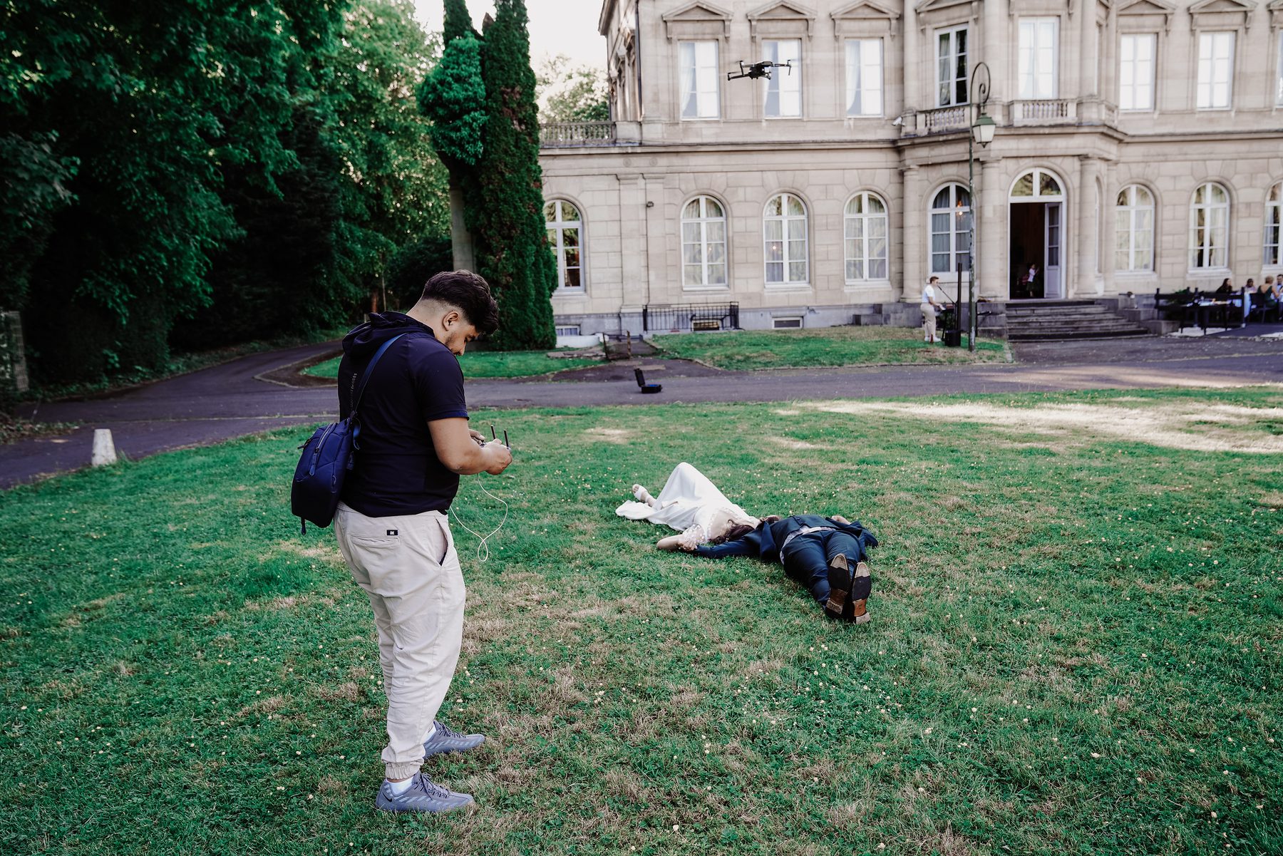 Le photographe pilote le drone pendant une séance de mariage
